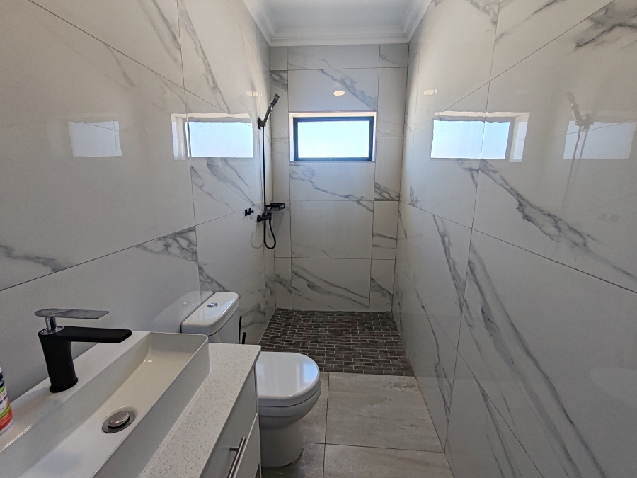 To Let 4 Bedroom Property for Rent in Hoogland Western Cape